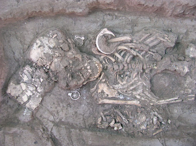 Enterro infantil com pulseira e brinco.