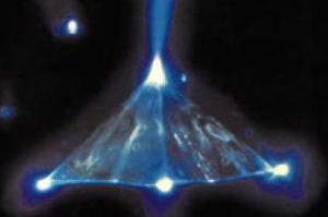 Pirâmide sob efeito de uma bobina de Tesla.