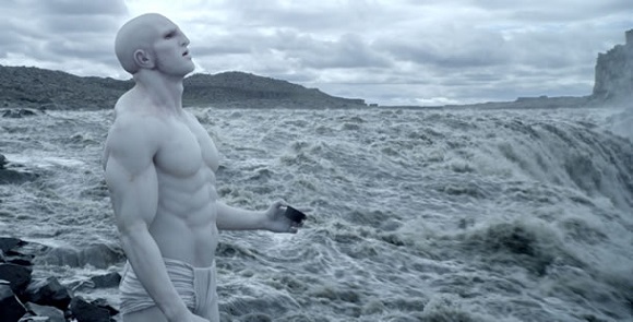 No filme de ficção científica Prometheus (2012), os blocos de construção da vida foram fornecidos por uma espécie de proto-humanos a partir de outro planeta